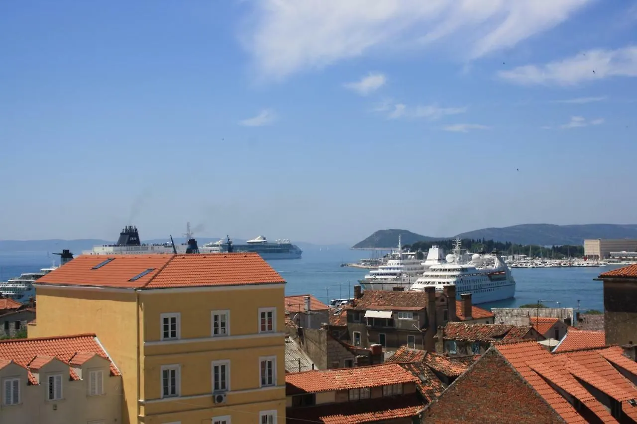 King'S View Apartment Split
