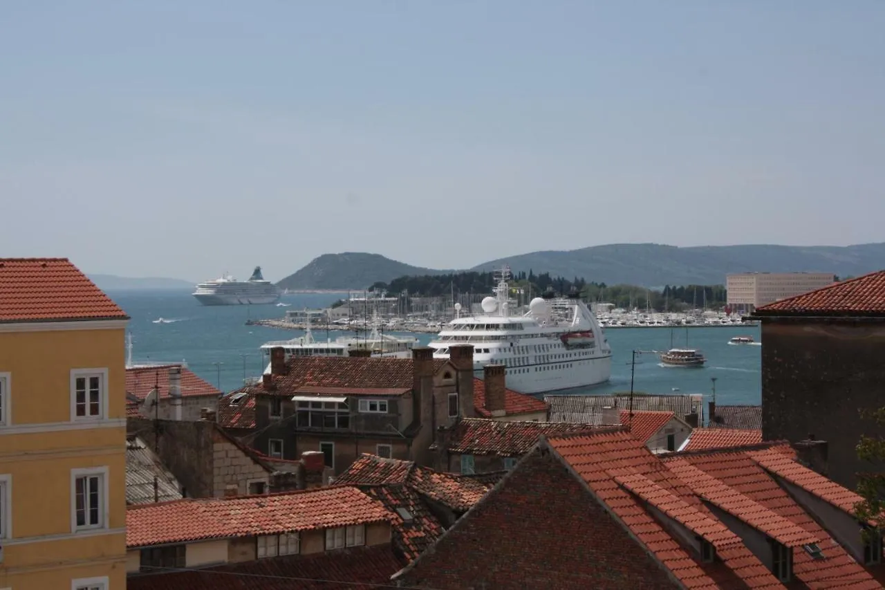 King'S View Apartment Split