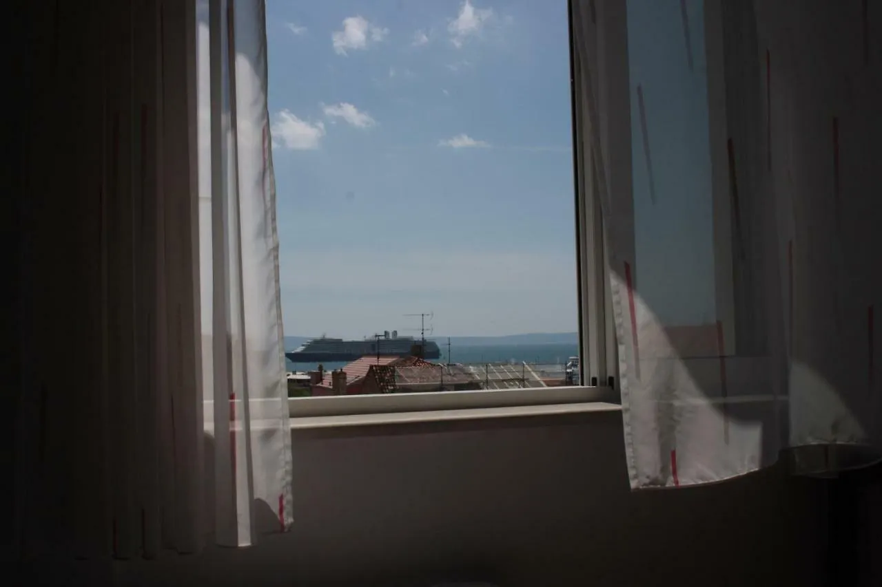 King'S View Apartment Split